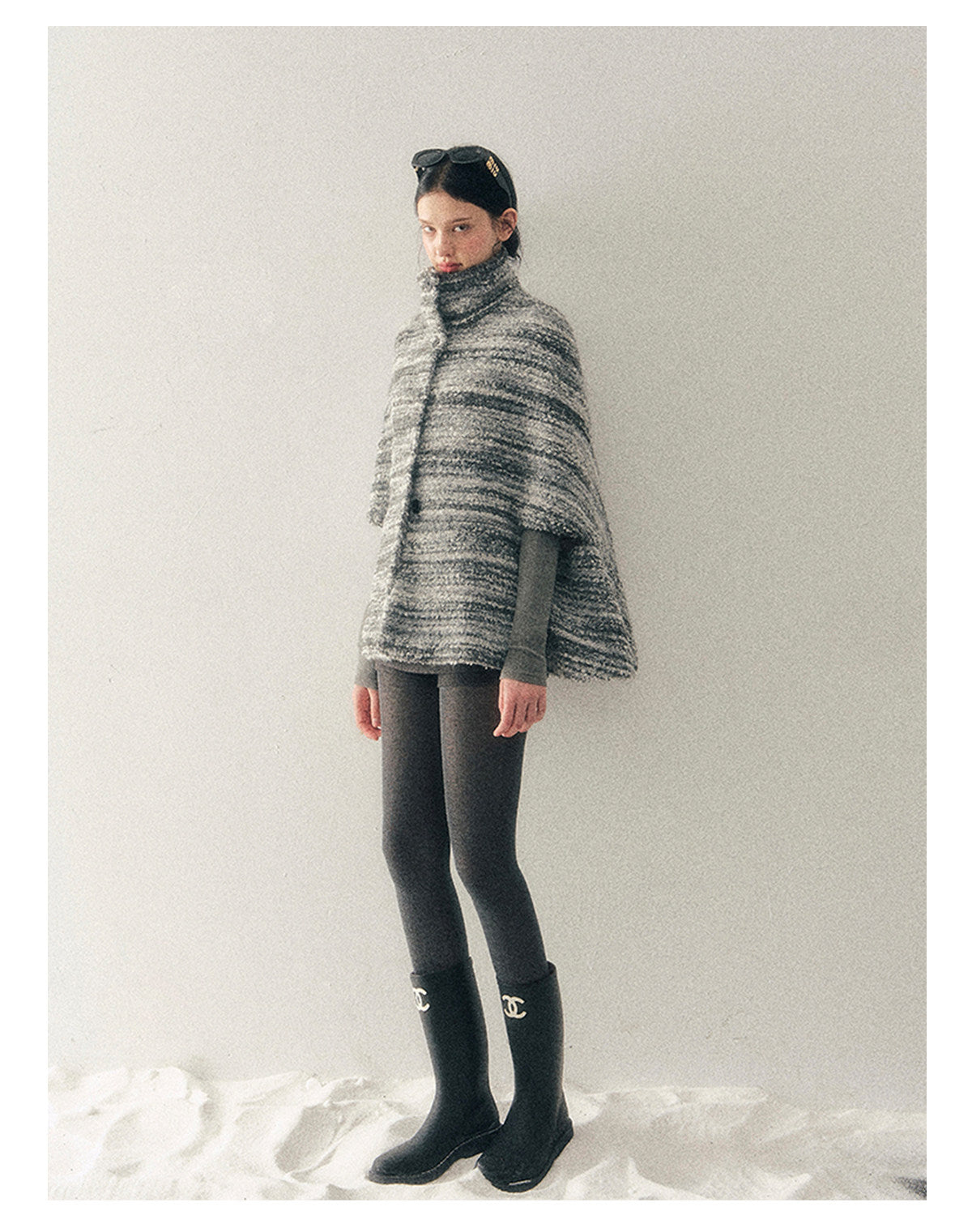 少也眼 "Soft-Focus Warmth" Tweed Cape Coat - Silver Grey