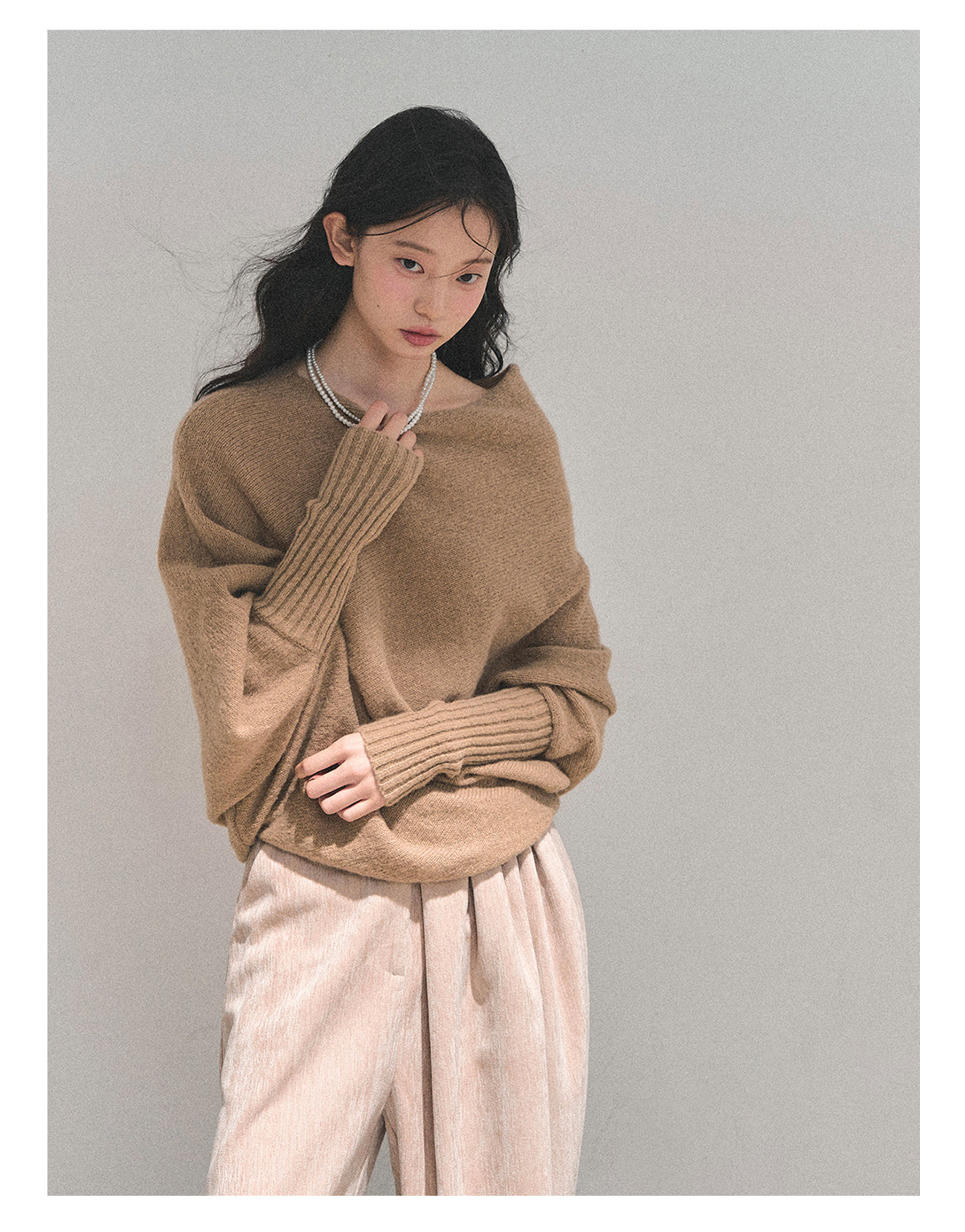 少也眼 “Soft Minimalism” Off-Shoulder Versatile Knit Top - Milk Tea Beige 6416515