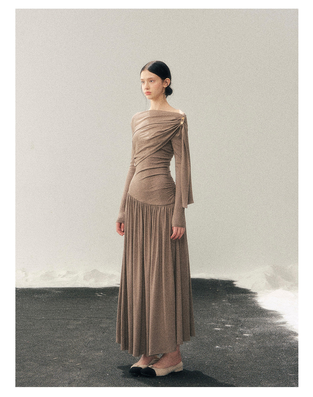 少也眼 "Pure Heart Reflected in Snow" French Cool Off-Shoulder Knit Maxi Dress