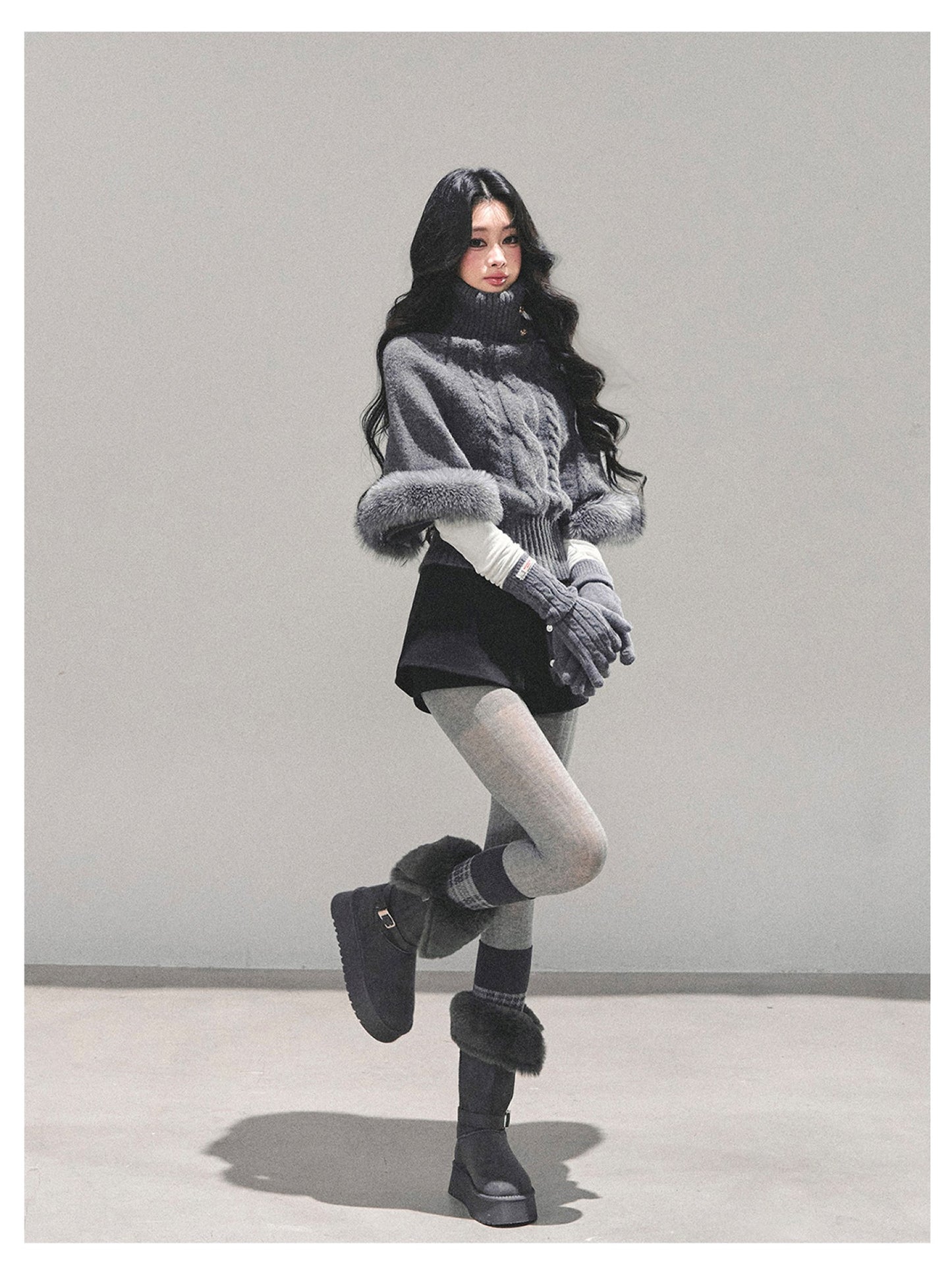 少也眼 “Only She Remains Awake" Gray Mohair High-Neck Knit Sweater (with detachable faux fur)