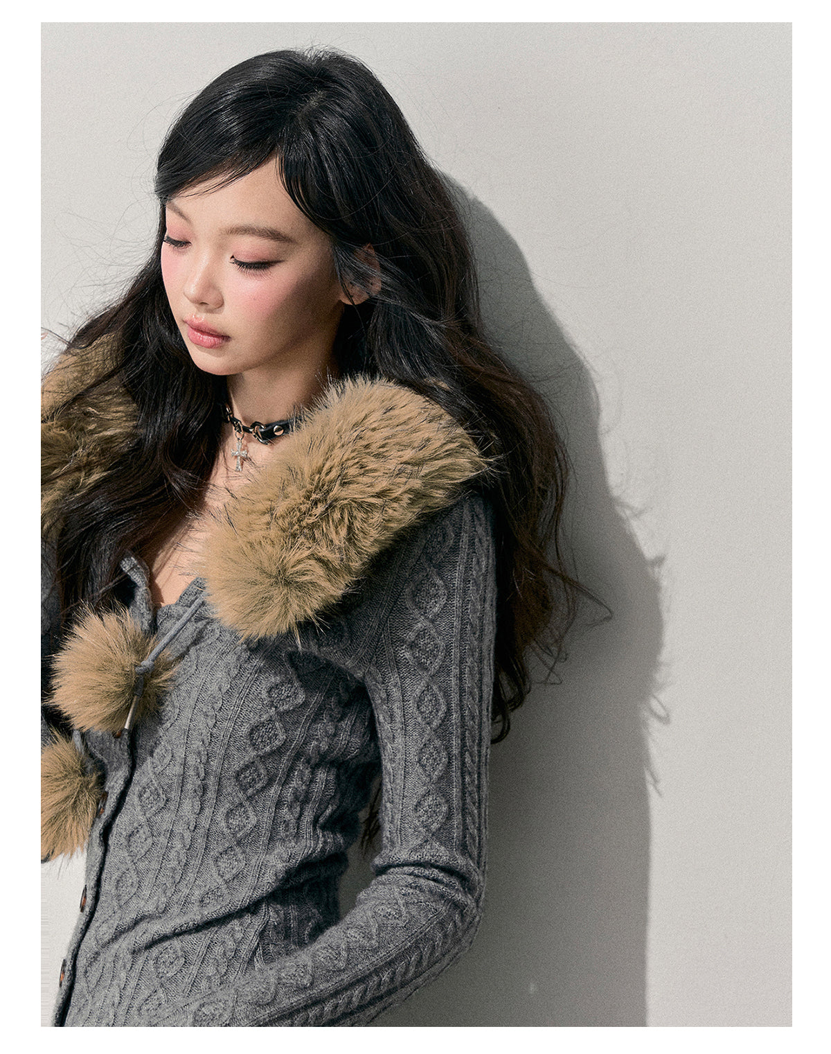 少也眼 “She Arrives Like Duskfall” Rib-Knit Bodycon Dress with Detachable Fur Collar 68485