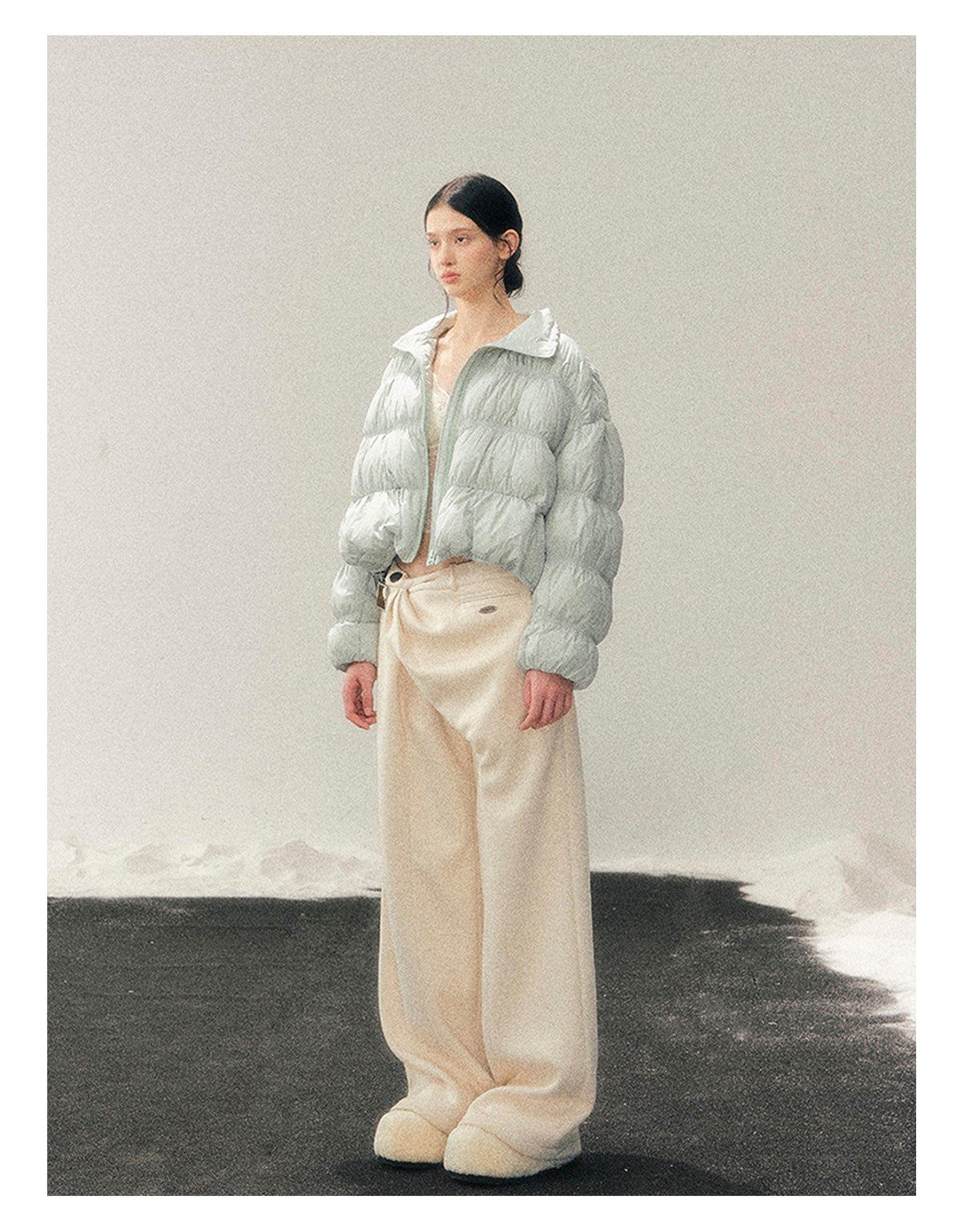 少也眼 “She Gazes at the Snow” White Duck Down Cropped Jacket - Haze Blue