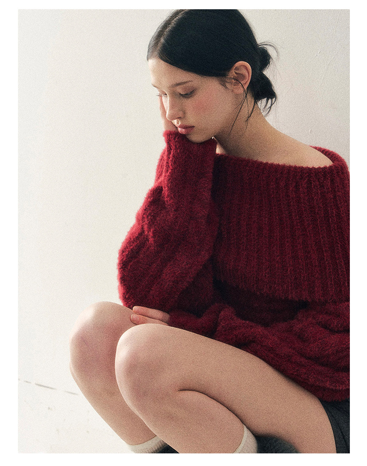 少也眼 "Crimson Glow on the Shoulders" Off-Shoulder Cable Knit Cropped Sweater