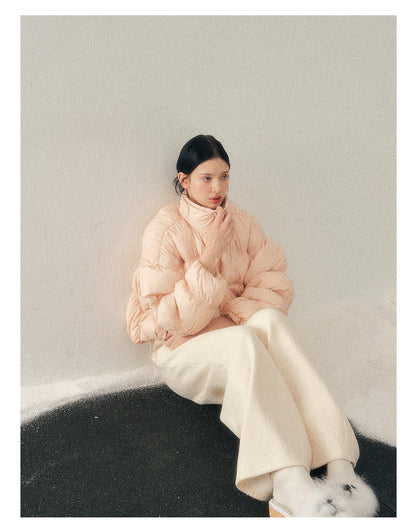 少也眼 “She Gazes at the Snow” White Duck Down Cropped Jacket - Lotus Root Pink