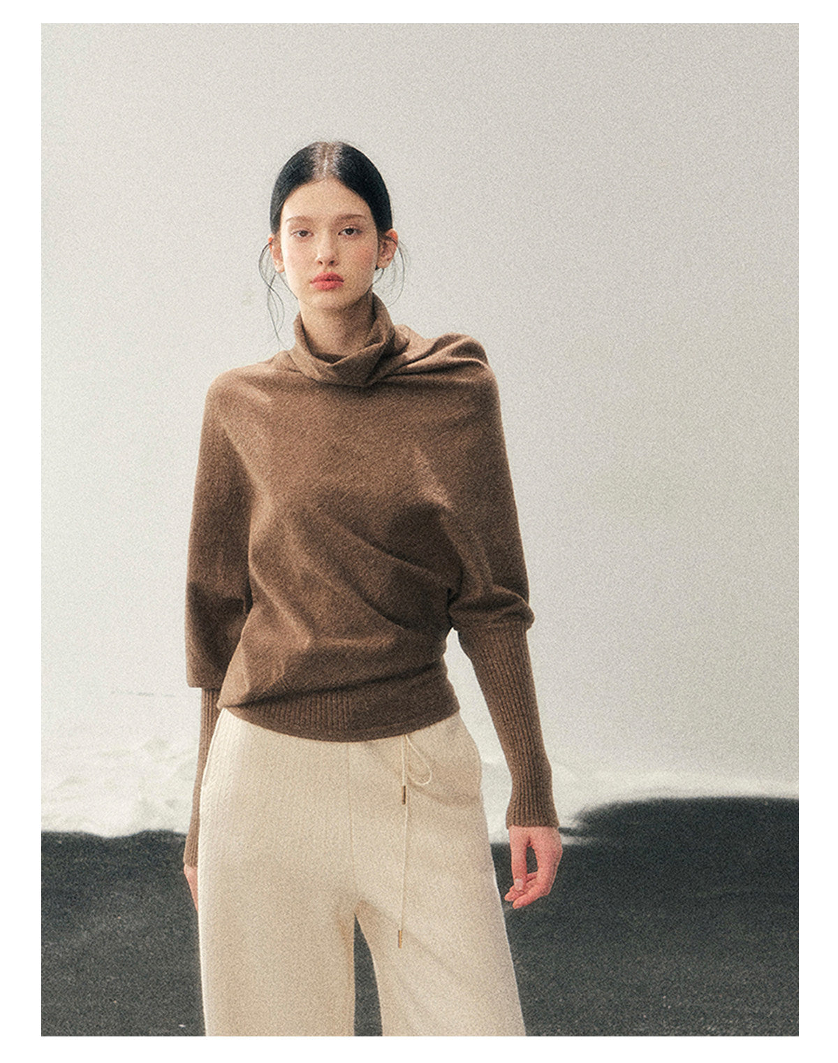少也眼 "Ember at Dusk" High-Neck Cozy Knit Top – Milk Tea