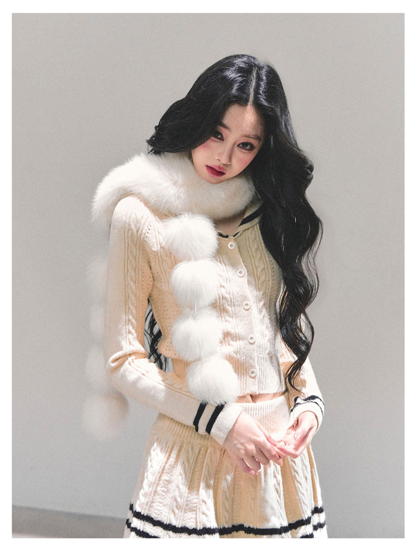 少也眼 “Passing by Her Side" Faux Fox Fur Scarf - White