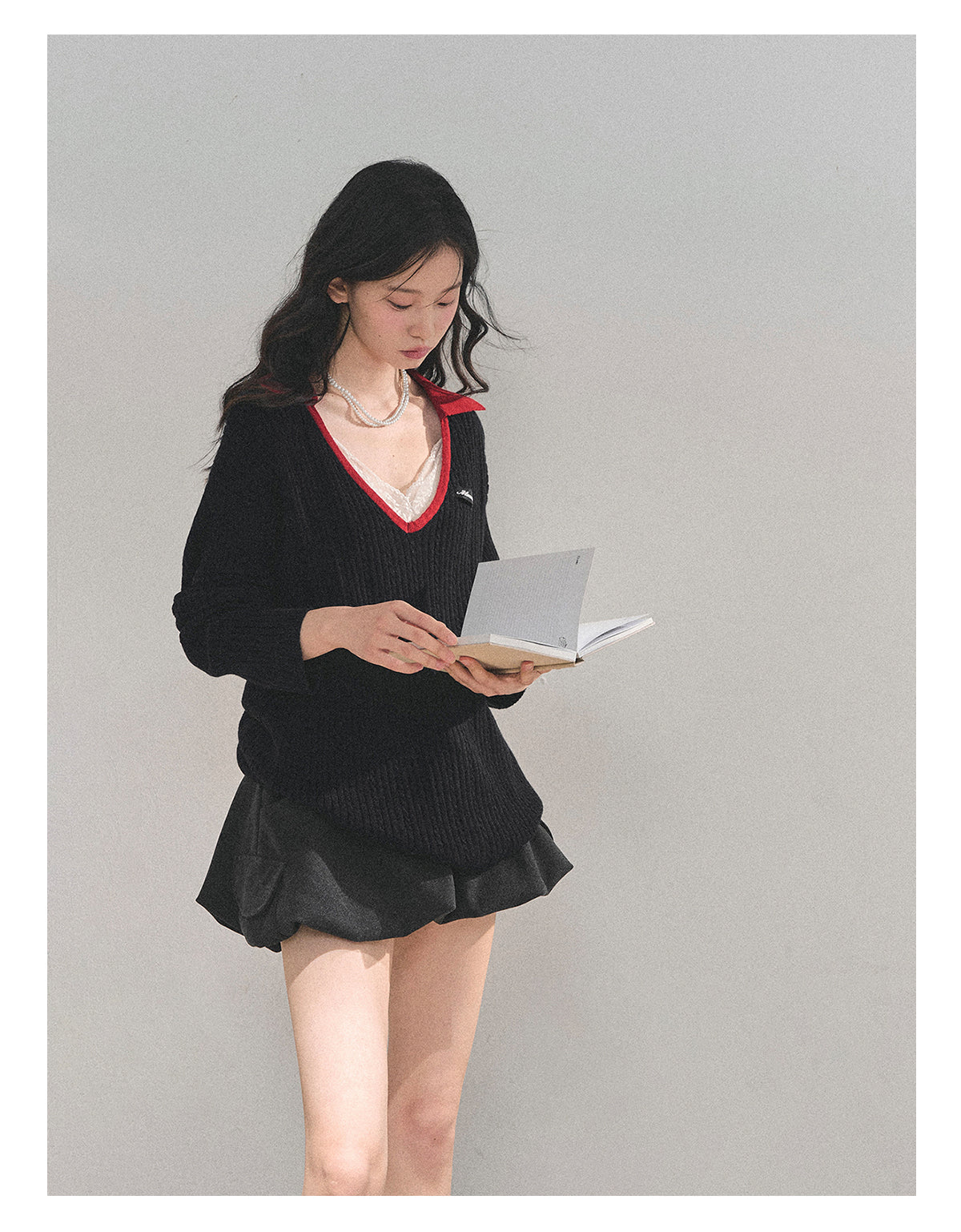 少也眼 “Before Nightfall Melts” Wool-Blend V-Neck Contrast Collar Sweater 6441568