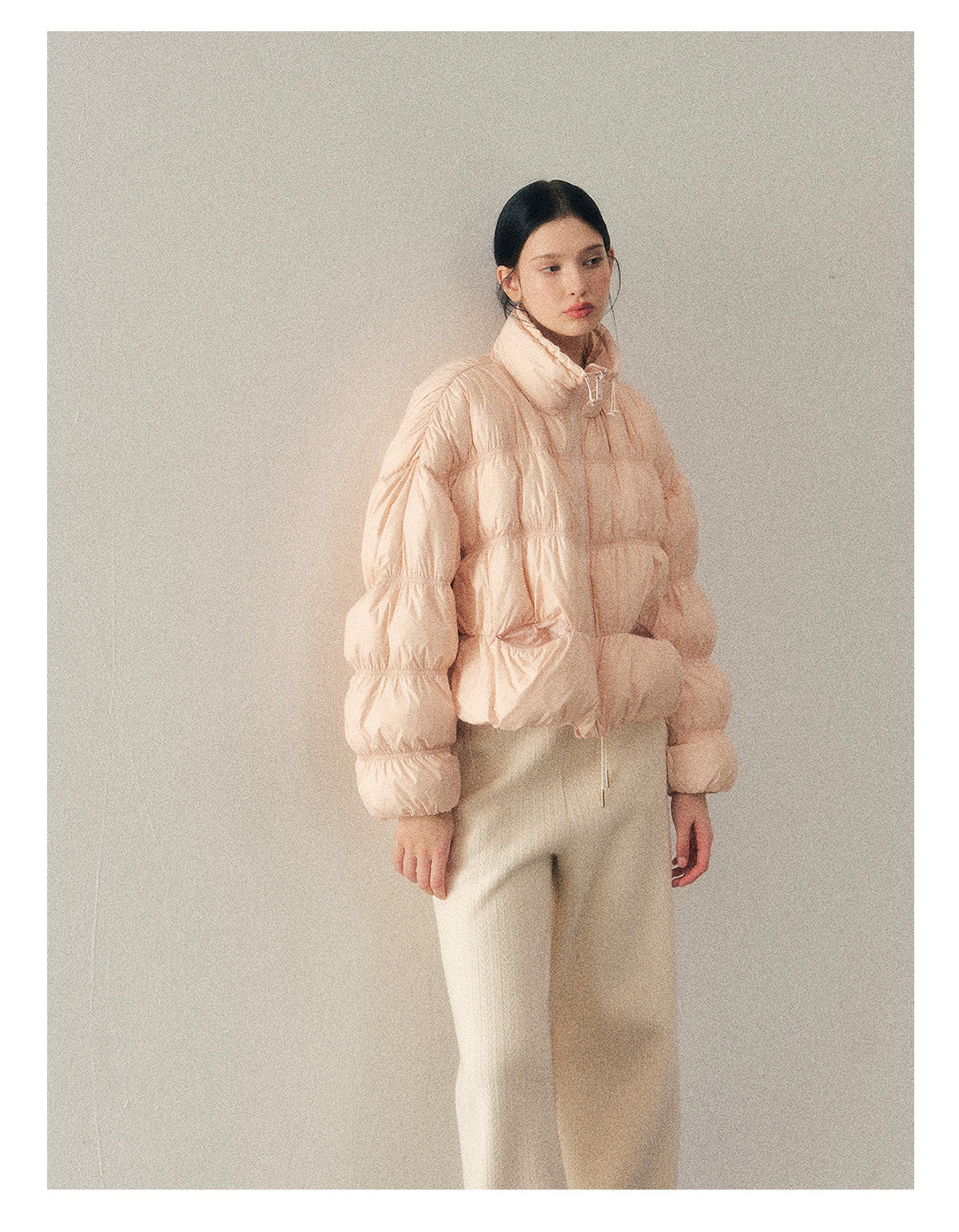 少也眼 “She Gazes at the Snow” White Duck Down Cropped Jacket - Lotus Root Pink