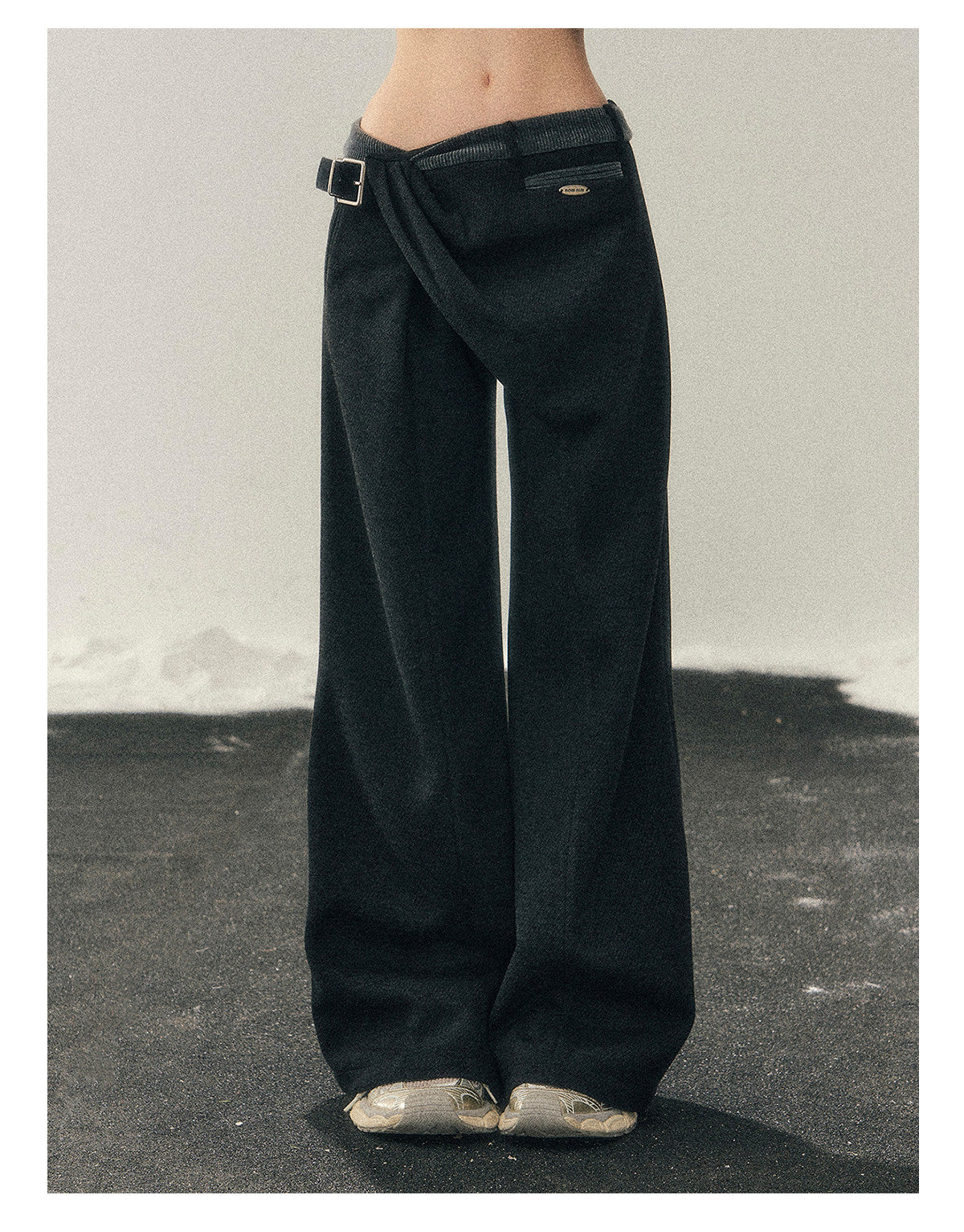 少也眼 “She Passes Through Winter” Fleece-Lined Wide-Leg Trousers with Belt Detail - Deep Rock Gray