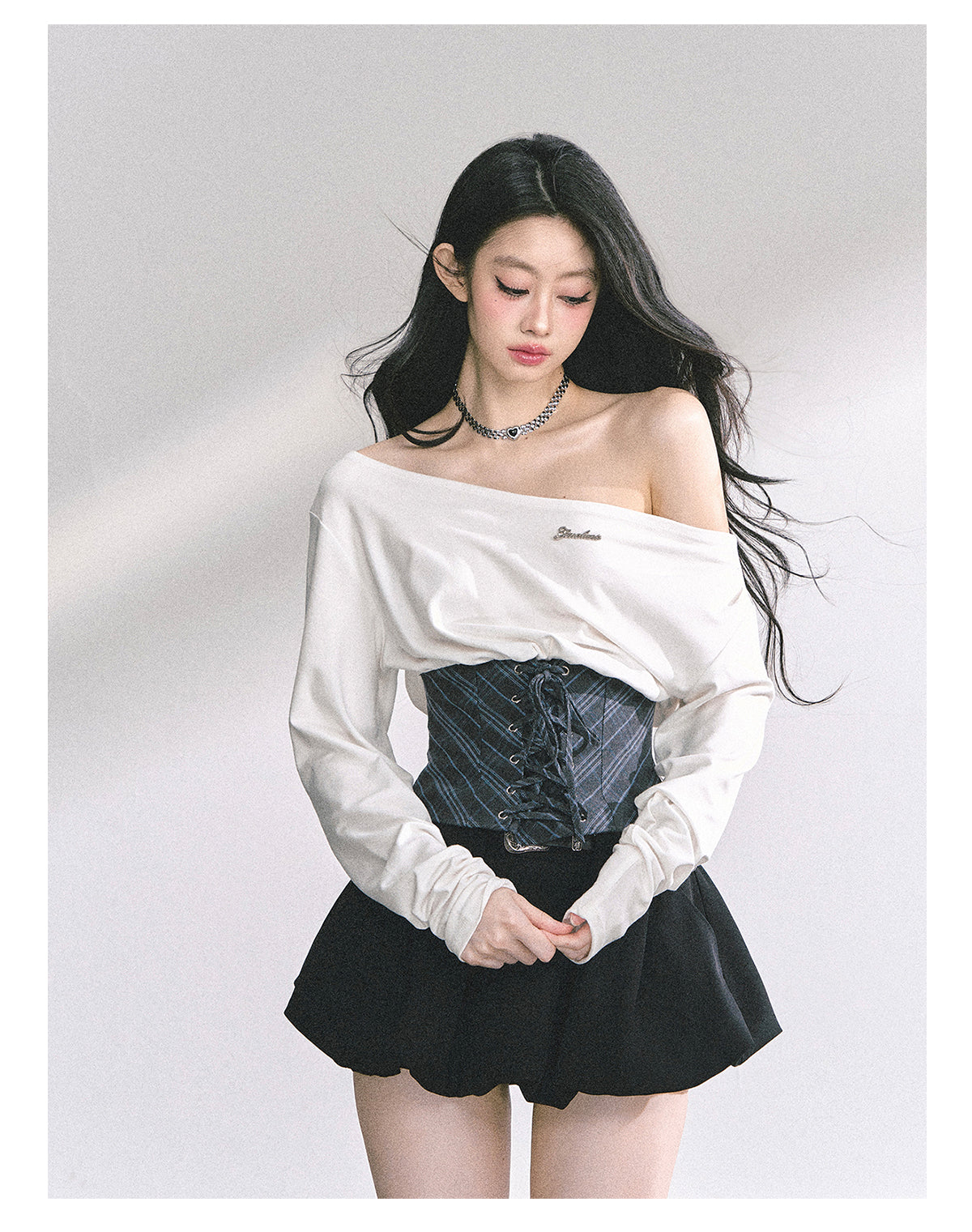 少也眼 "Ivy Academy" Asymmetric Off-Shoulder Long-Sleeve Tee