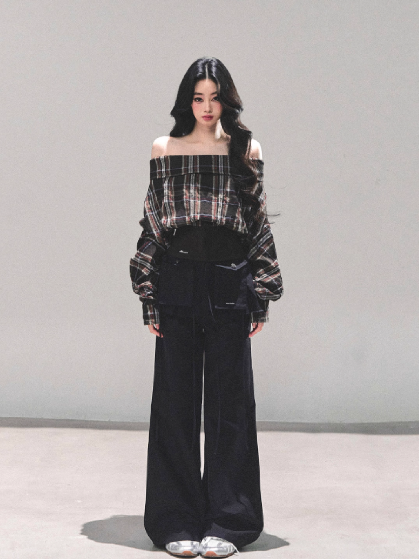 少也眼 Autumn Muse Off-Shoulder Striped Crop Shirt