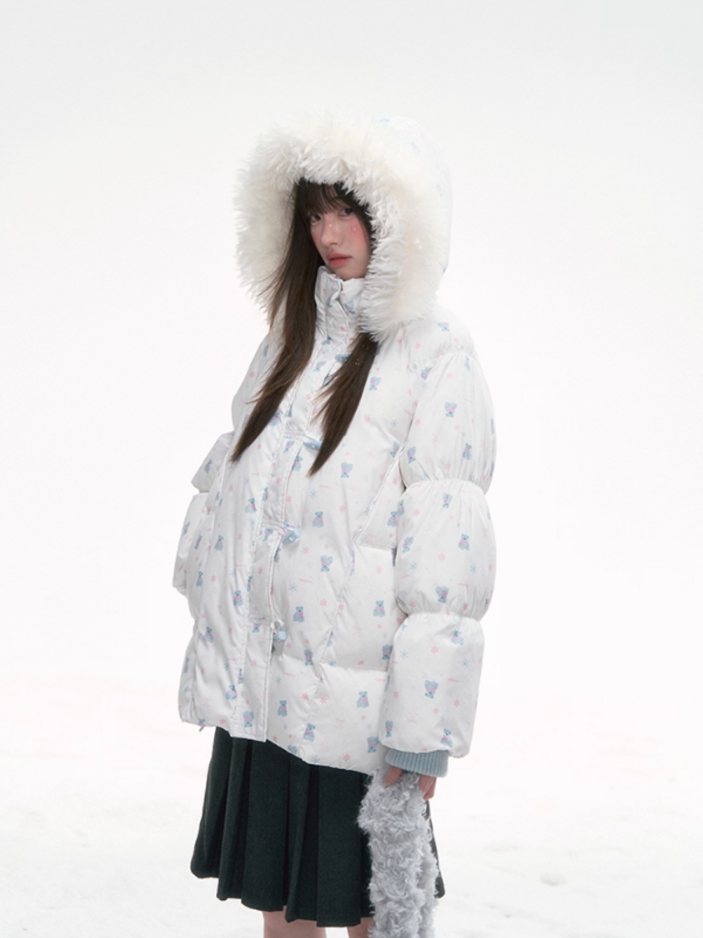 '落雪熊迹' Puffer Jacket with Faux Fur Hood & Blue Bear Print