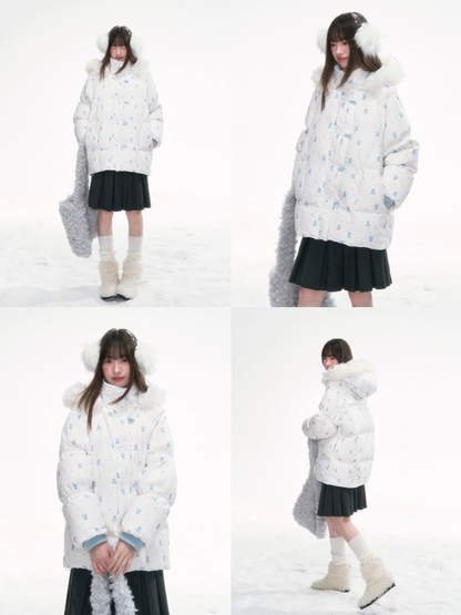 '落雪熊迹' Puffer Jacket with Faux Fur Hood & Blue Bear Print