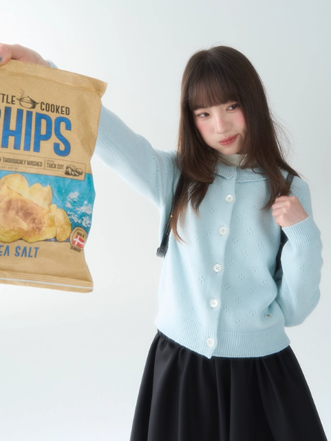 罐头士多所 - "Coral Snowflake" Soft Knit Shell-Button Sweater