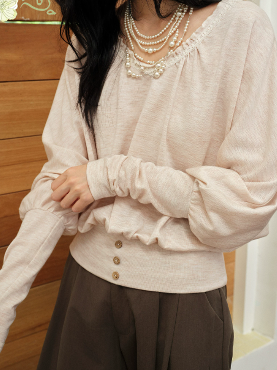 DAILY ARTIST - Soft Nude Pink Lace V-Neck Lantern Sleeve Top