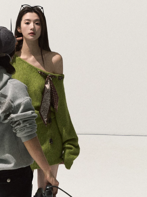 OAKMOO/ Autumn Green Wool-Blend Off-Shoulder Bodycon Knit Dress (With Scarf)