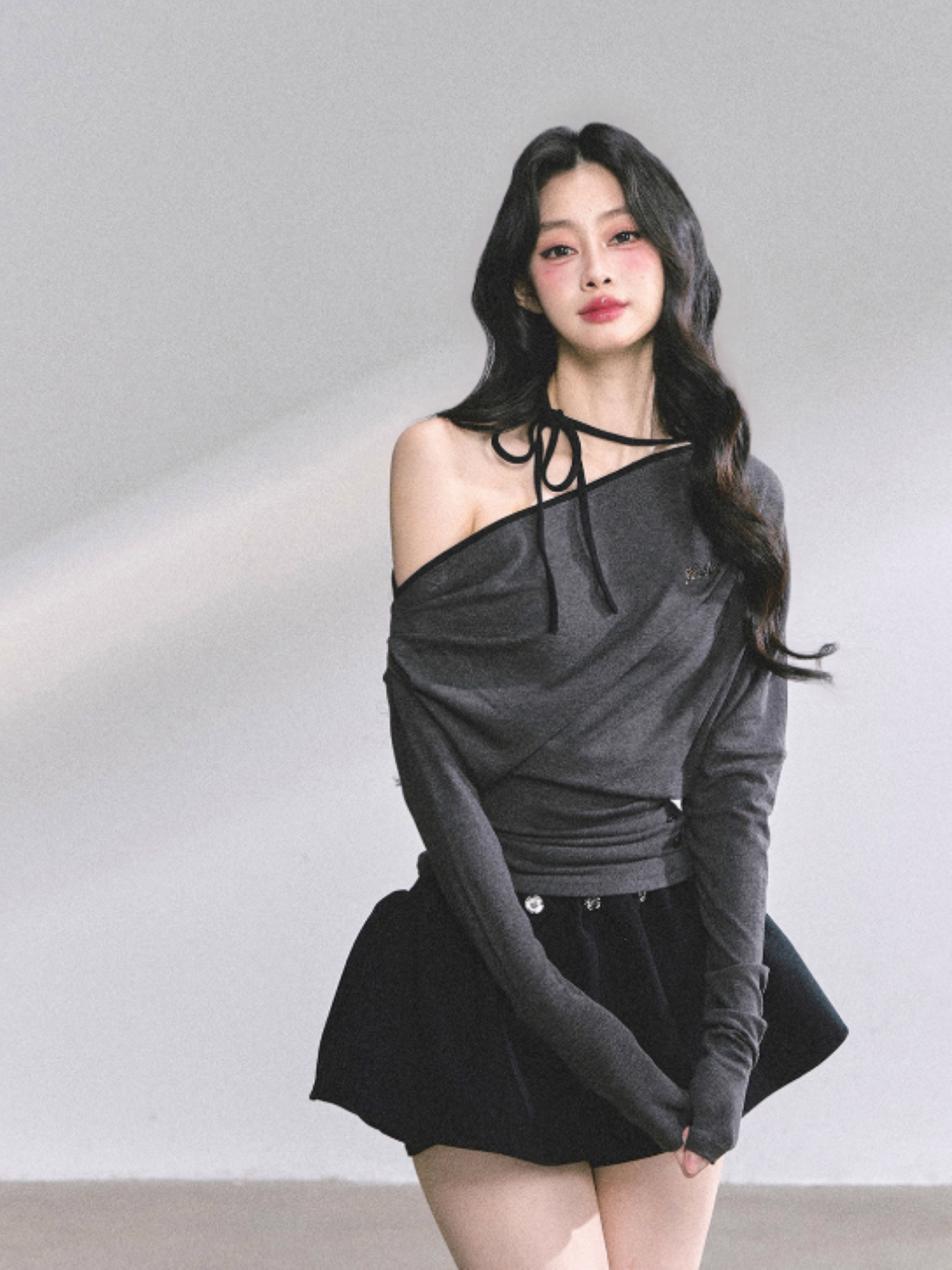 少也眼 K-pop Trainee Off-Shoulder Halter Long Sleeve Top (Grey)