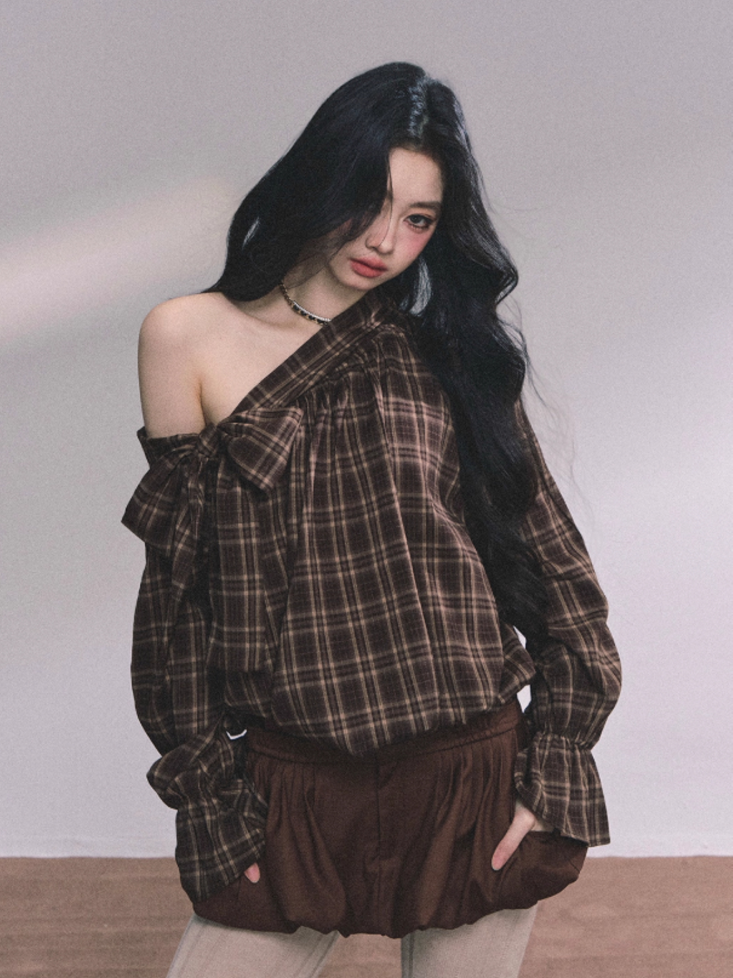 少也眼 Luxe Leeds Loose Fit Off-Shoulder Slimming Plaid Shirt
