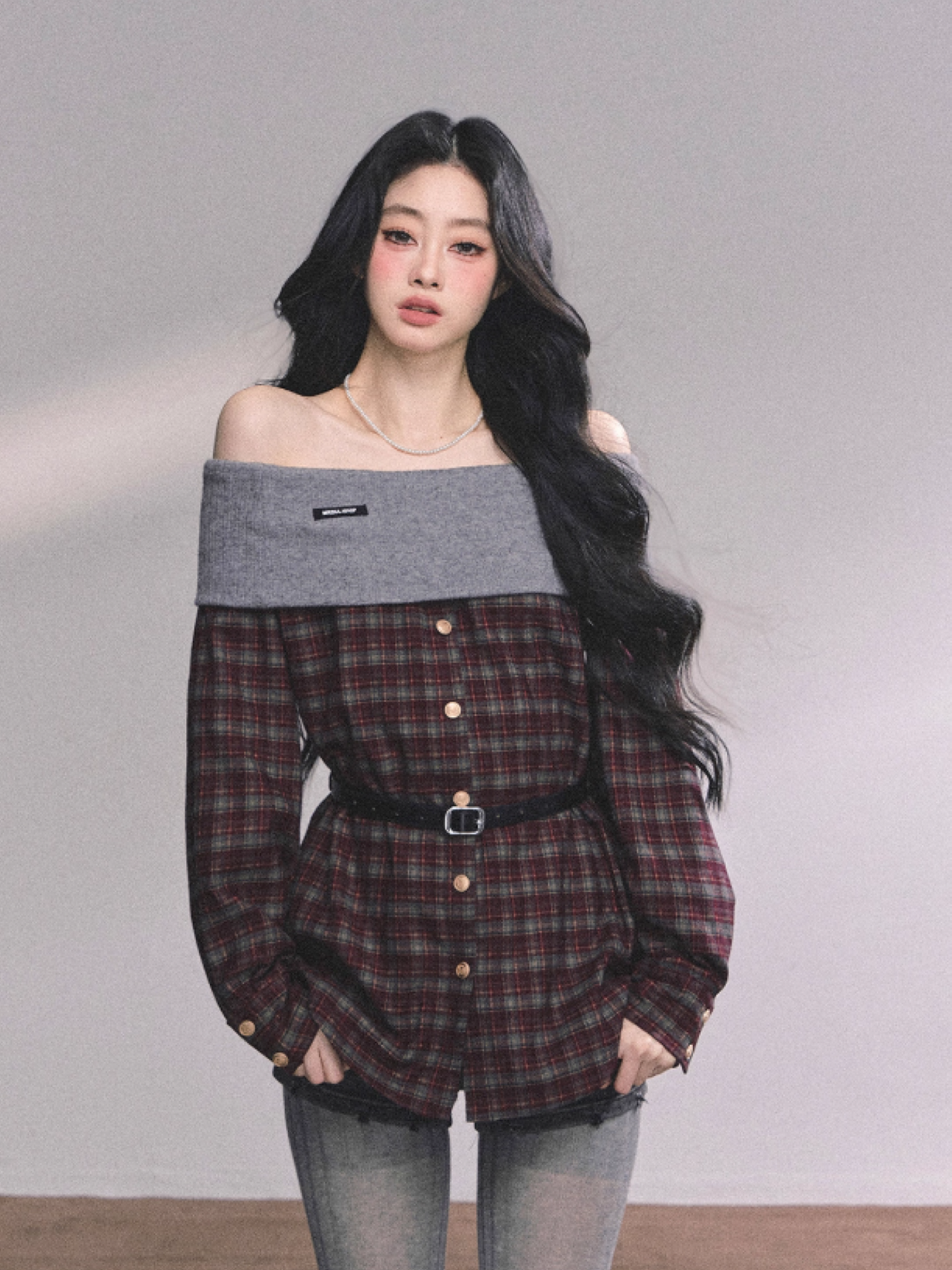 少也眼 Tipsy Marguerite Off-Shoulder Plaid Layered Look Top