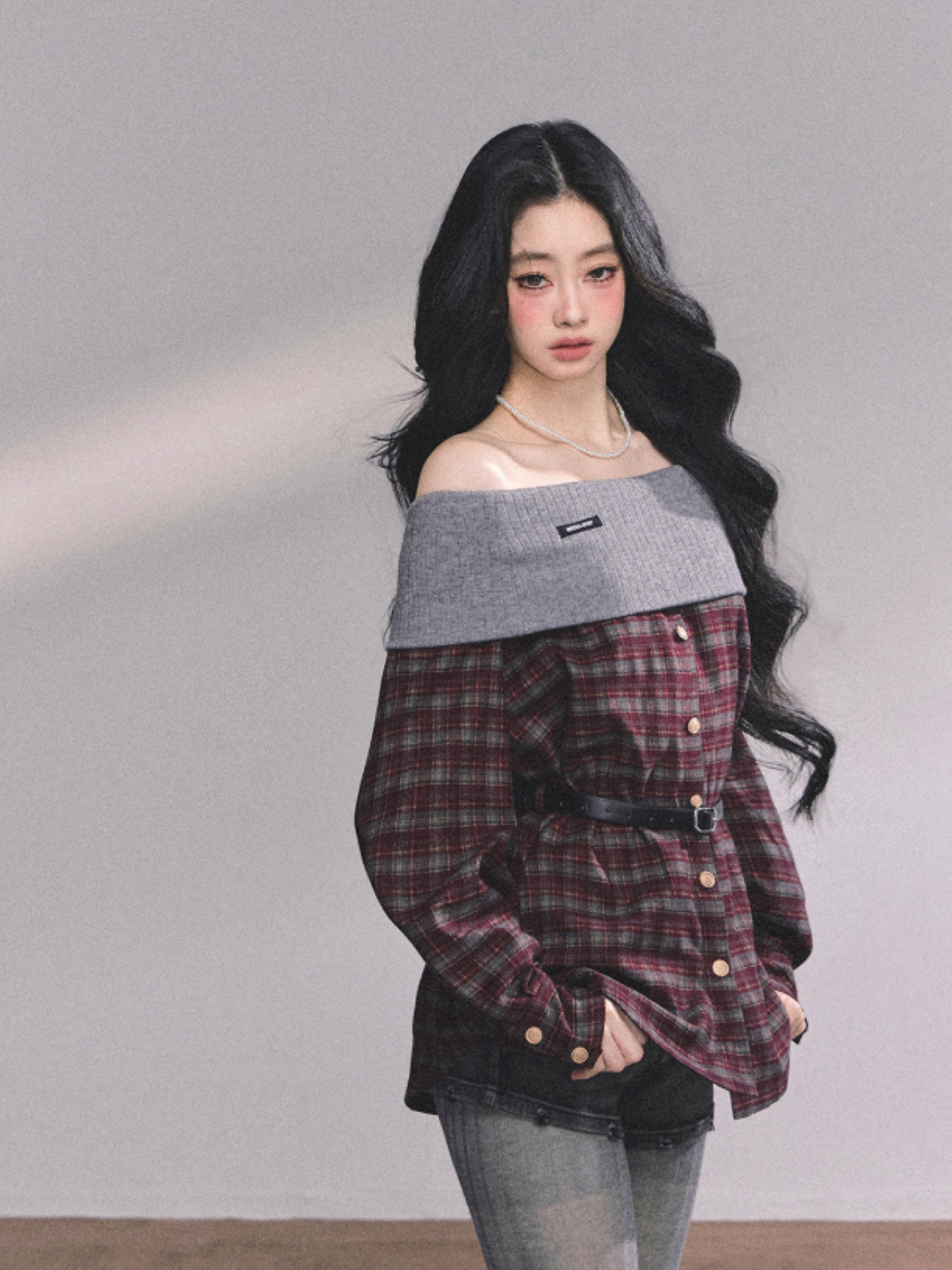 少也眼 Tipsy Marguerite Off-Shoulder Plaid Layered Look Top