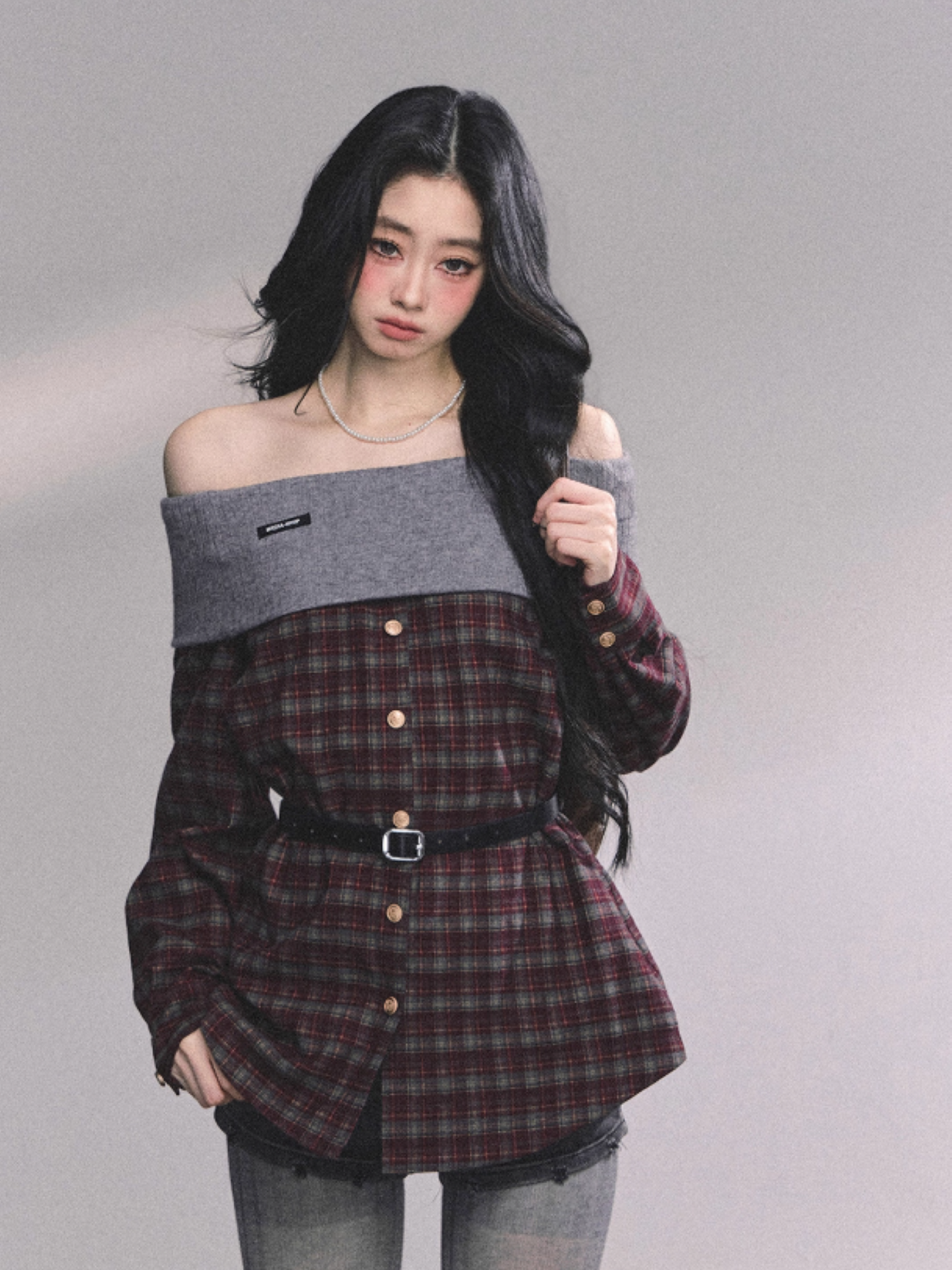 少也眼 Tipsy Marguerite Off-Shoulder Plaid Layered Look Top