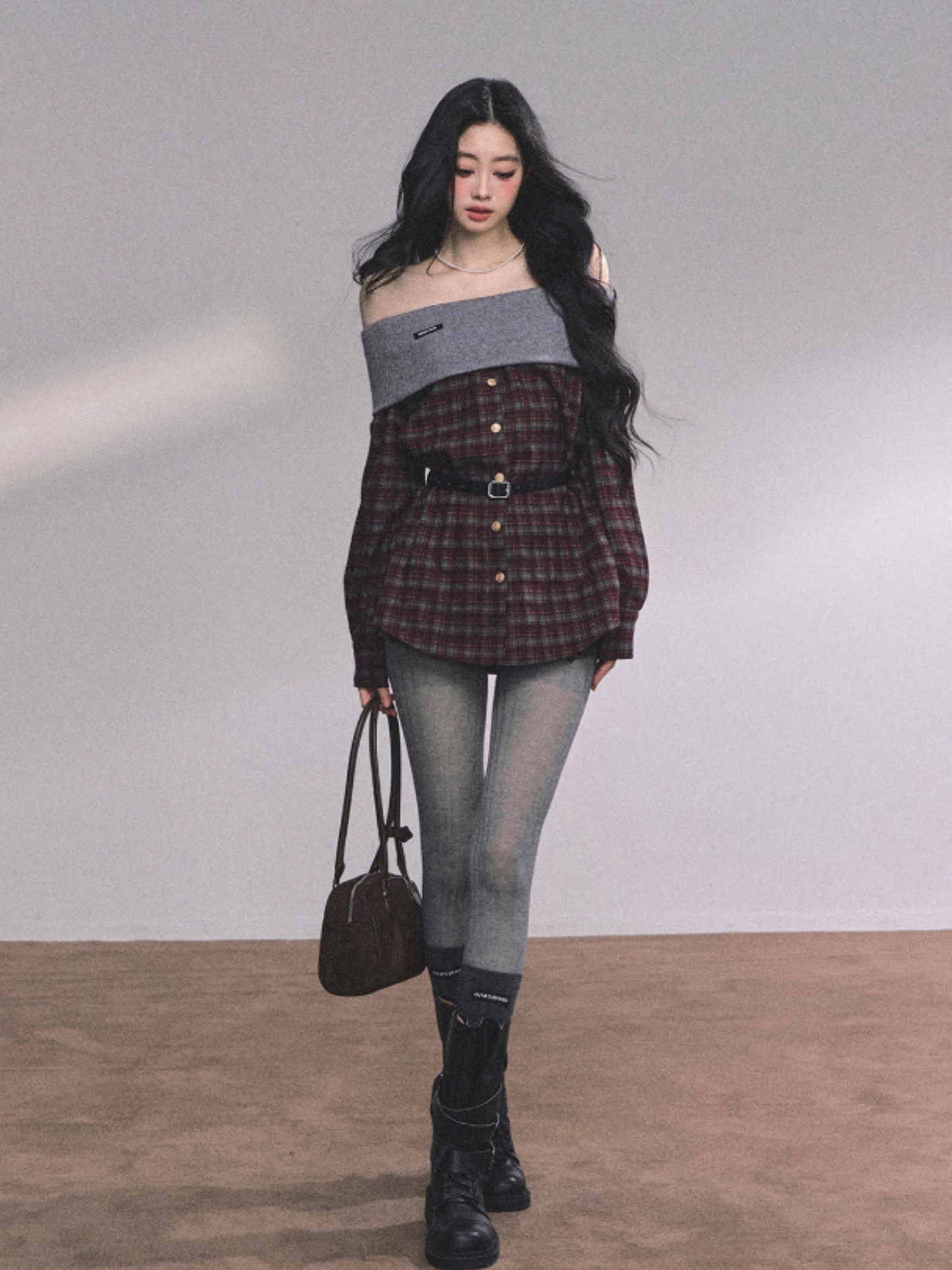 少也眼 Tipsy Marguerite Off-Shoulder Plaid Layered Look Top
