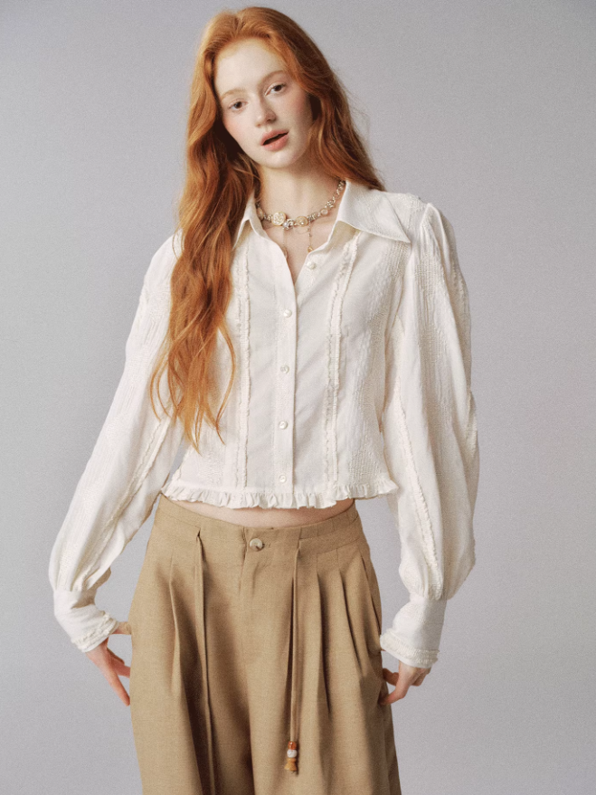 "月下听风" Textured Lantern Sleeve Blouse with Ruffle Hem