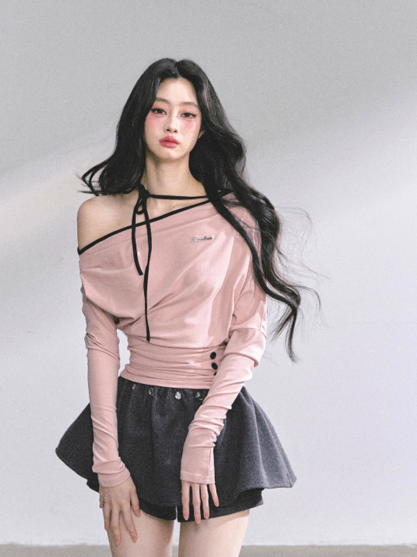 少也眼 K-pop Trainee Off-Shoulder Halter Long Sleeve Top (Pink)
