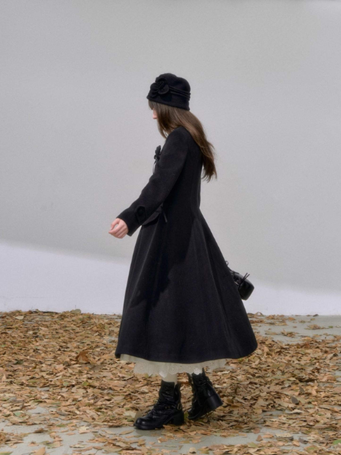 "雪夜棋局" Double-Breasted Wool Coat – Black Tailored Cape with Optional Rose Brooch