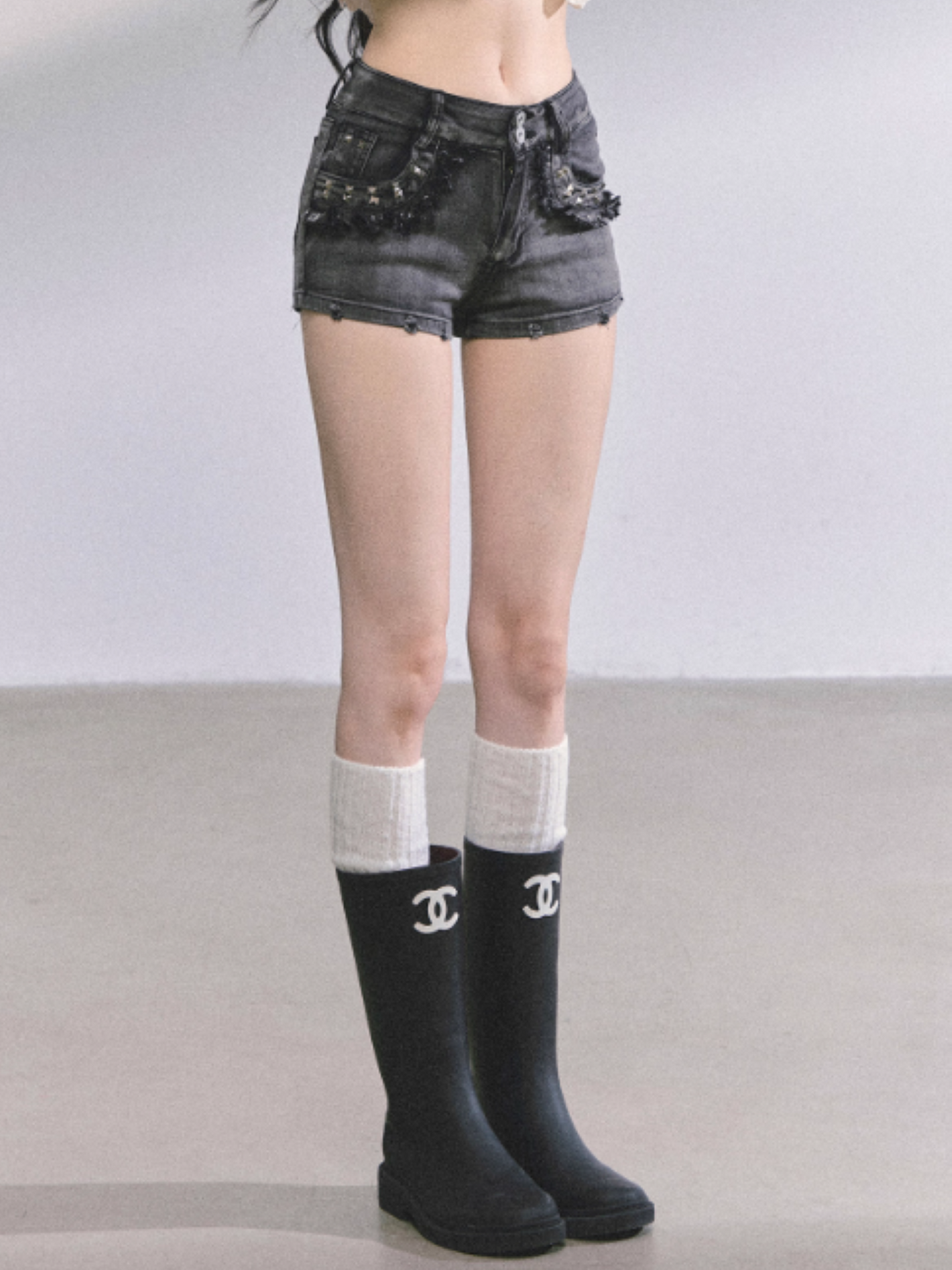 少也眼 Korean High-Waist Black Denim Hot Shorts With Belt