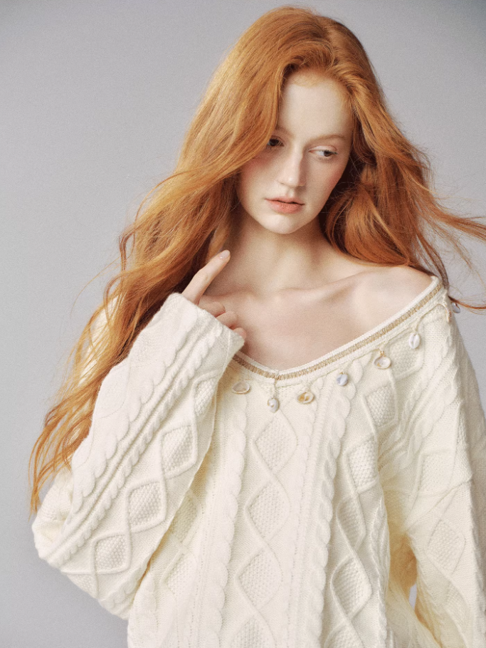 "贝壳物语" Ivory Oatmilk Loose Knit V-Neck Sweater with Shell Trim