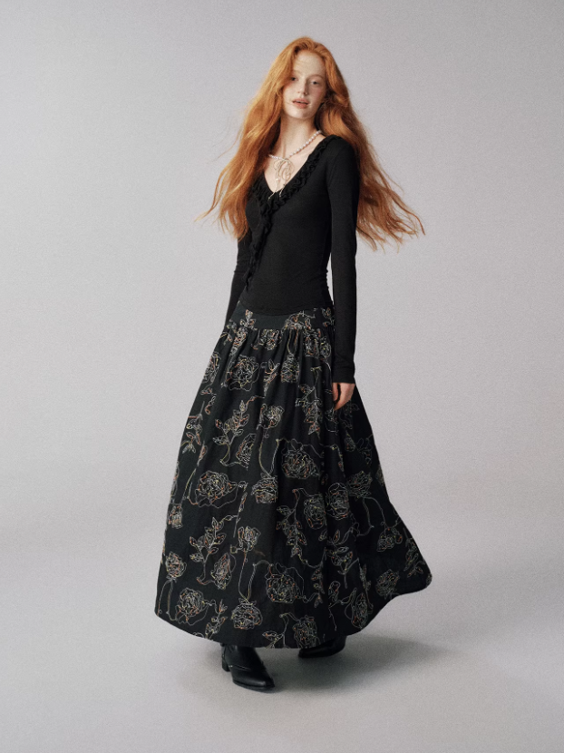 "氧气银河" V-Neck Ruffle Long-Sleeve Knit Top (Deep Black)