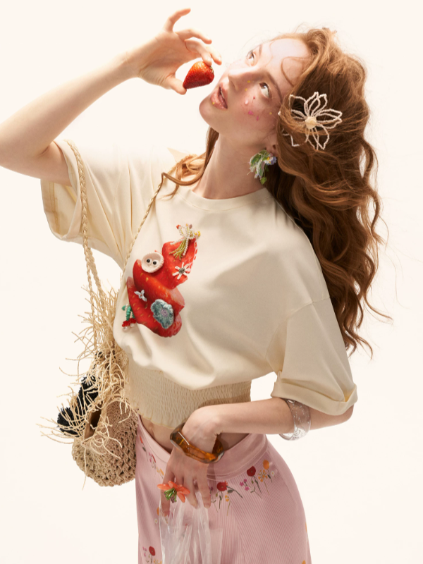 "Strawberry Tart Muse" Off-Shoulder Cropped T-shirt WE939