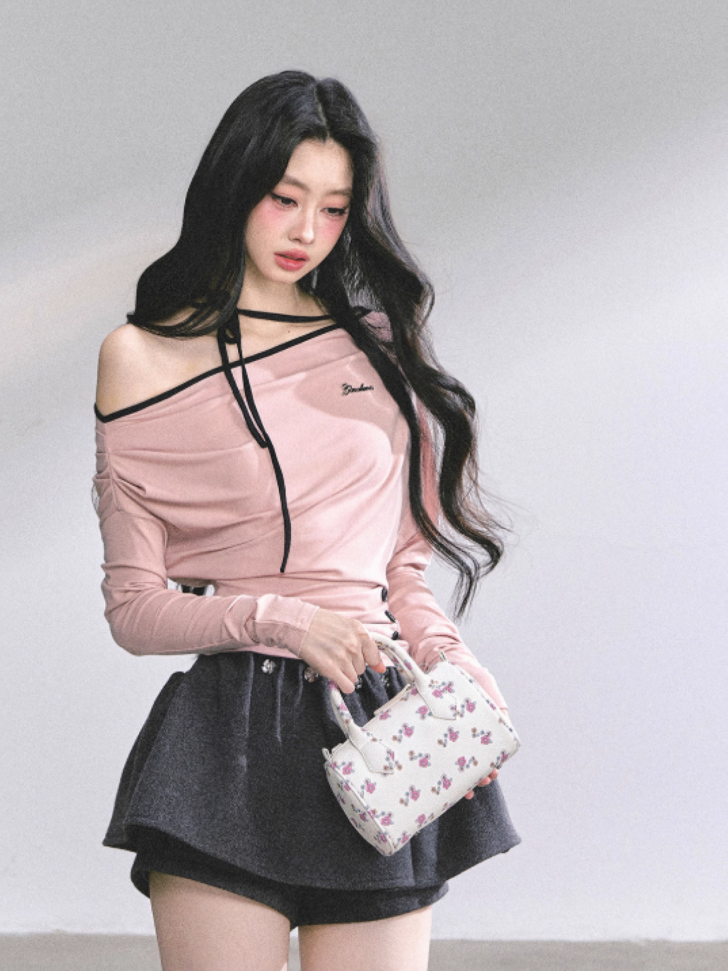 少也眼 K-pop Trainee Off-Shoulder Halter Long Sleeve Top (Pink)