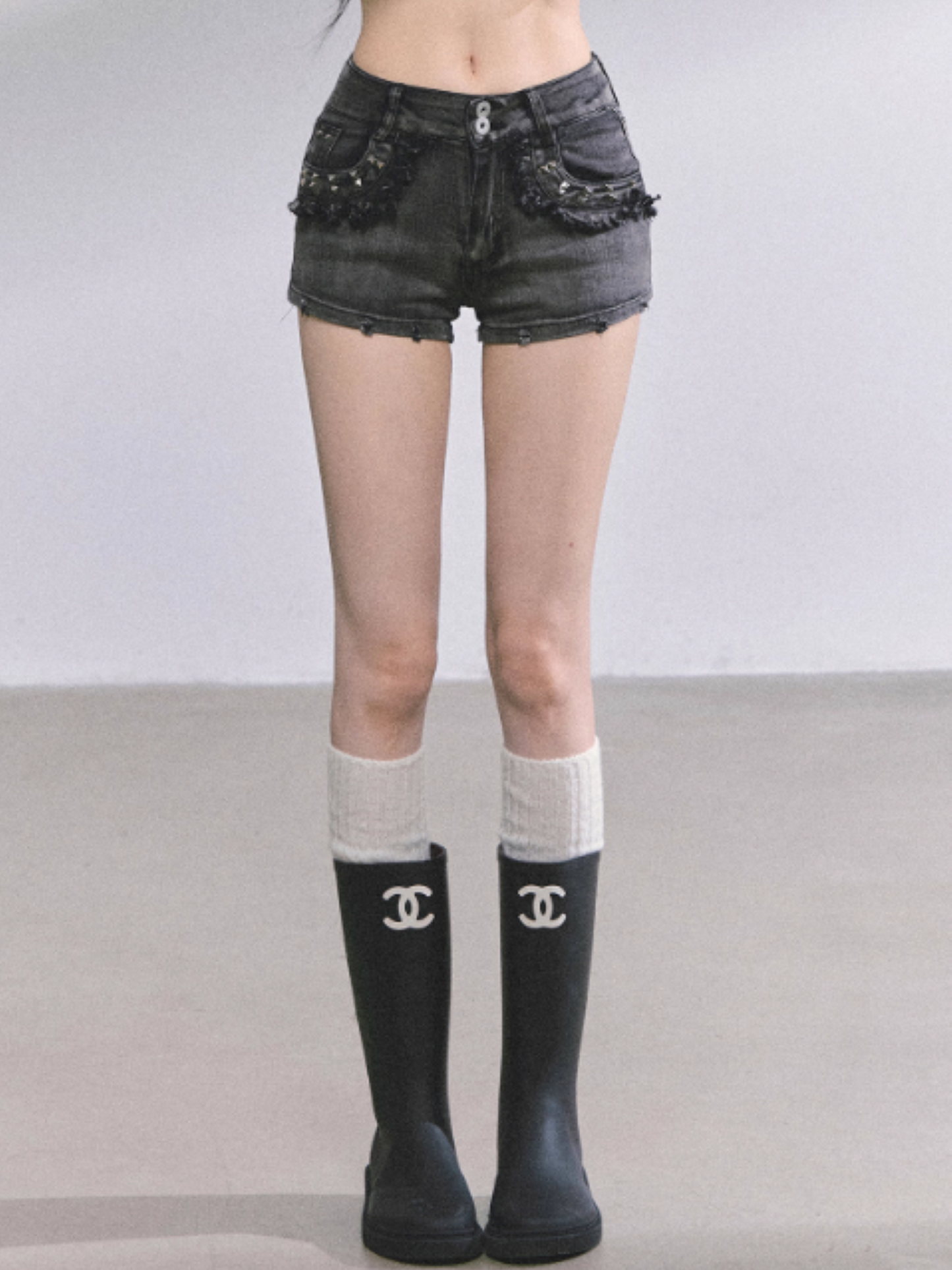 少也眼 Korean High-Waist Black Denim Hot Shorts With Belt
