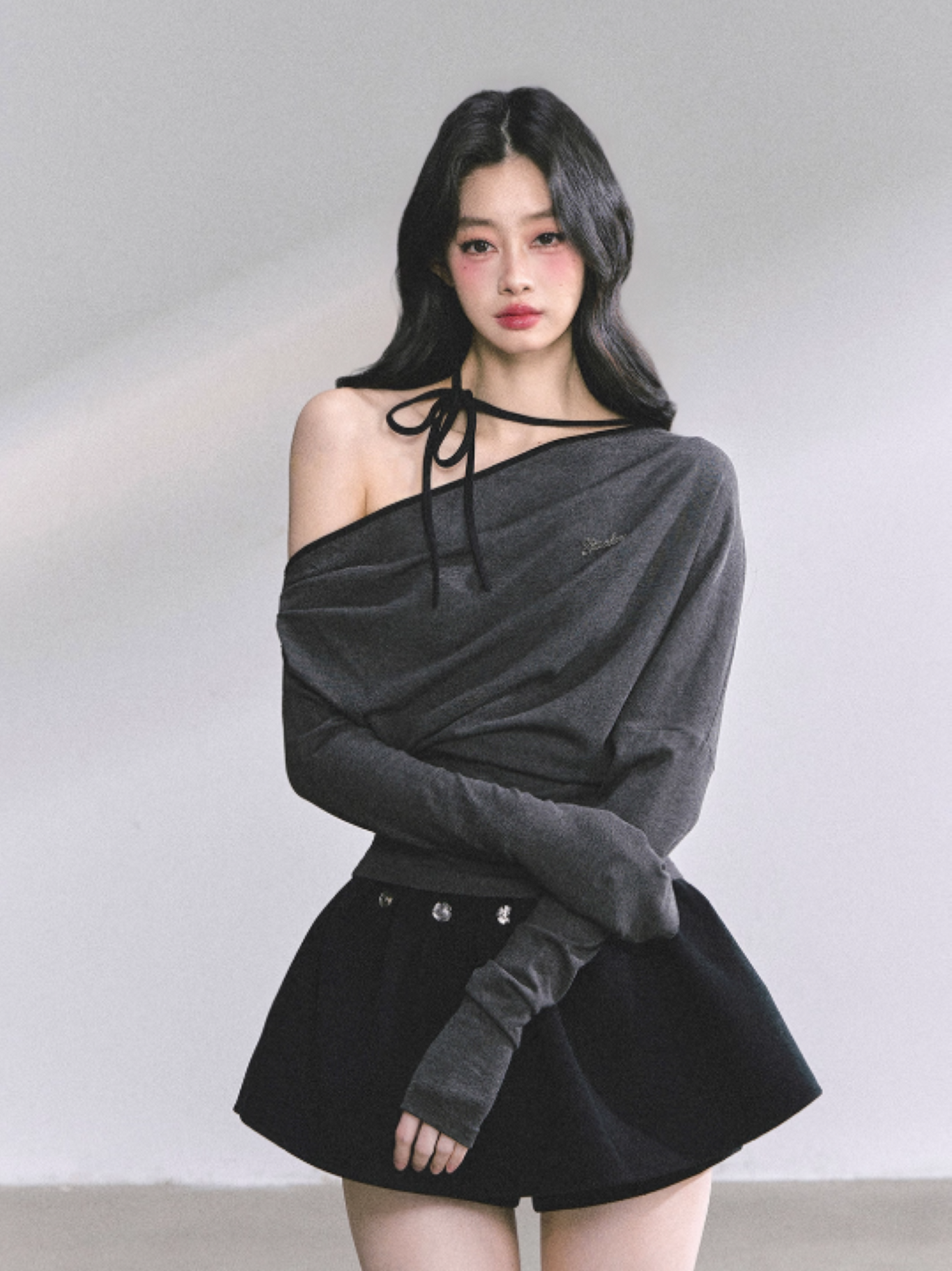 少也眼 K-pop Trainee Off-Shoulder Halter Long Sleeve Top (Grey)