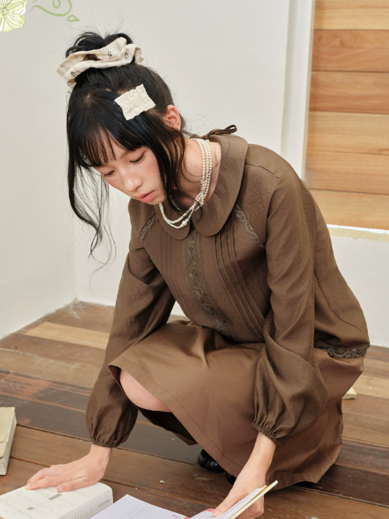 DAILY ARTIST - Tea Brown Vintage Lace Doll-Collar Blouse