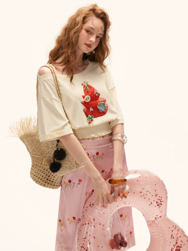 "Strawberry Tart Muse" Off-Shoulder Cropped T-shirt WE939