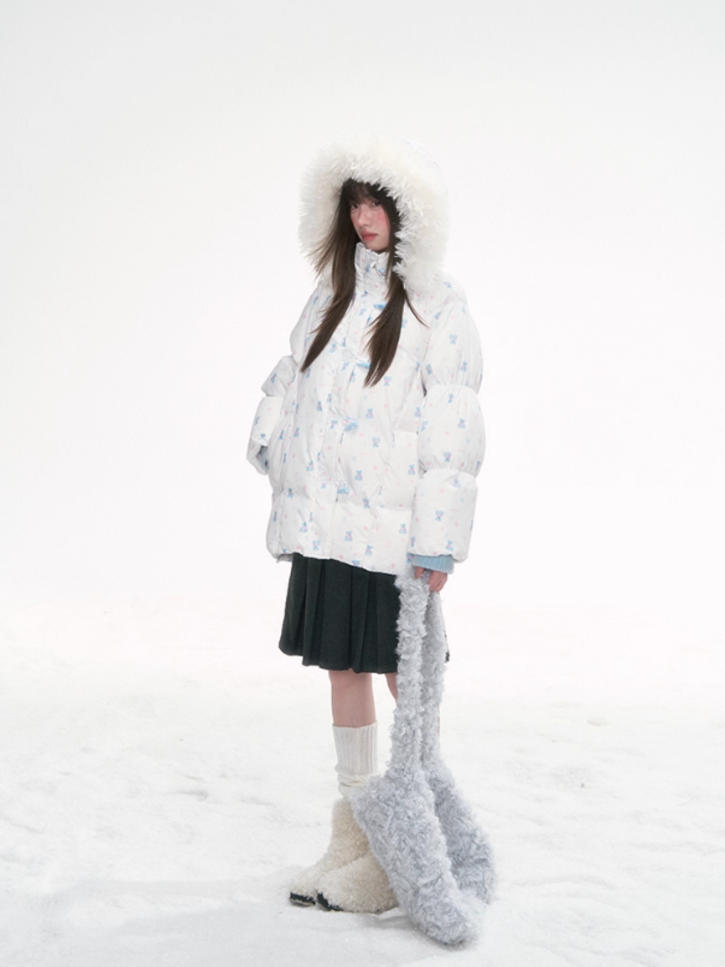 '落雪熊迹' Puffer Jacket with Faux Fur Hood & Blue Bear Print