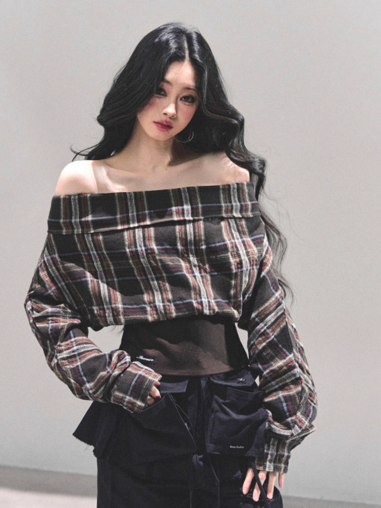 少也眼 Autumn Muse Off-Shoulder Striped Crop Shirt