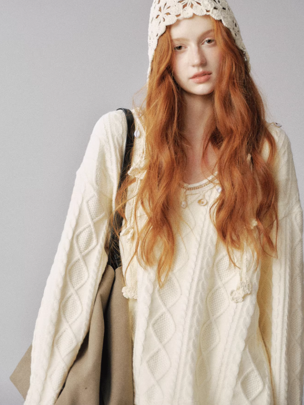 "贝壳物语" Ivory Oatmilk Loose Knit V-Neck Sweater with Shell Trim