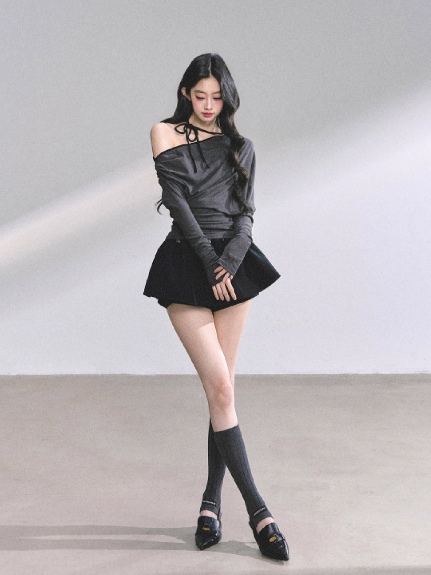 少也眼 K-pop Trainee Off-Shoulder Halter Long Sleeve Top (Grey)