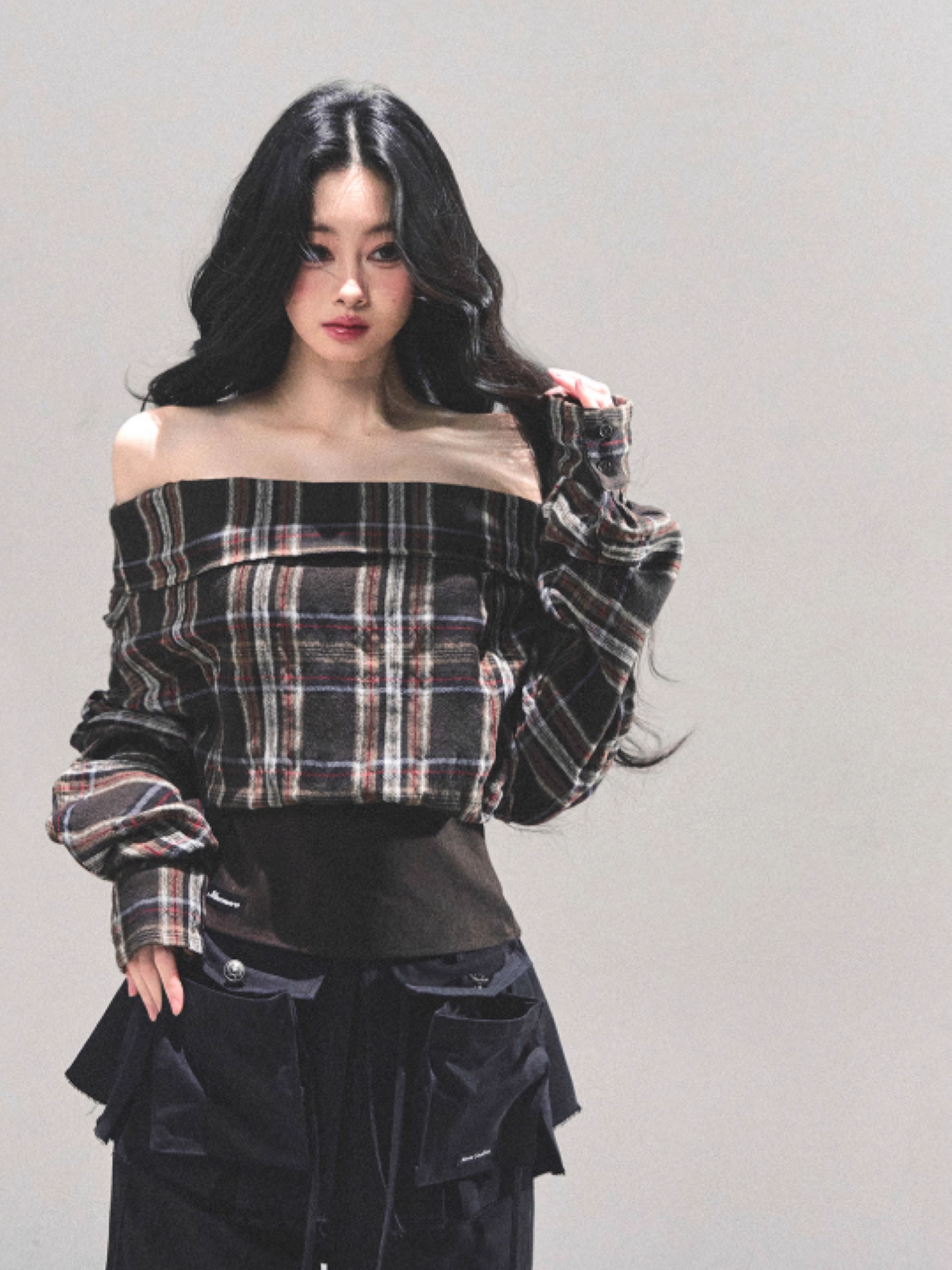 少也眼 Autumn Muse Off-Shoulder Striped Crop Shirt