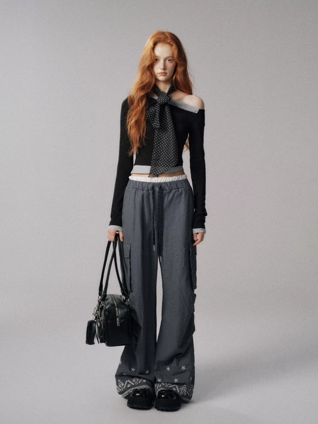 "浪漫波尔卡" Asymmetric Polka Dot Colorblock Long Sleeve Top (Black)
