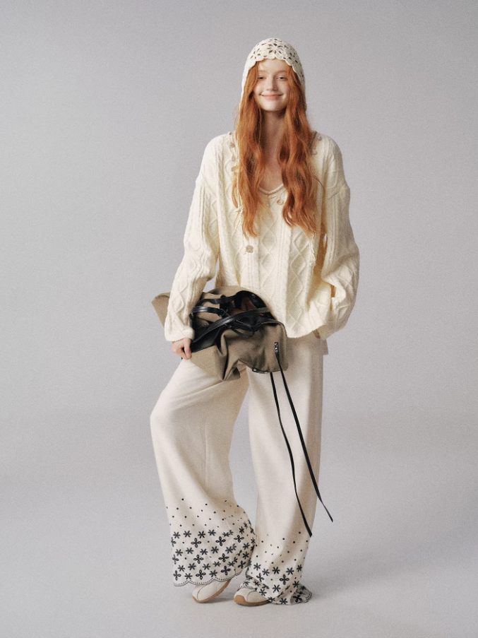 "贝壳物语" Ivory Oatmilk Loose Knit V-Neck Sweater with Shell Trim