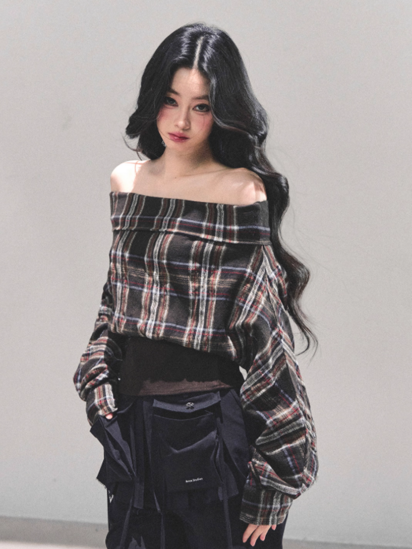 少也眼 Autumn Muse Off-Shoulder Striped Crop Shirt