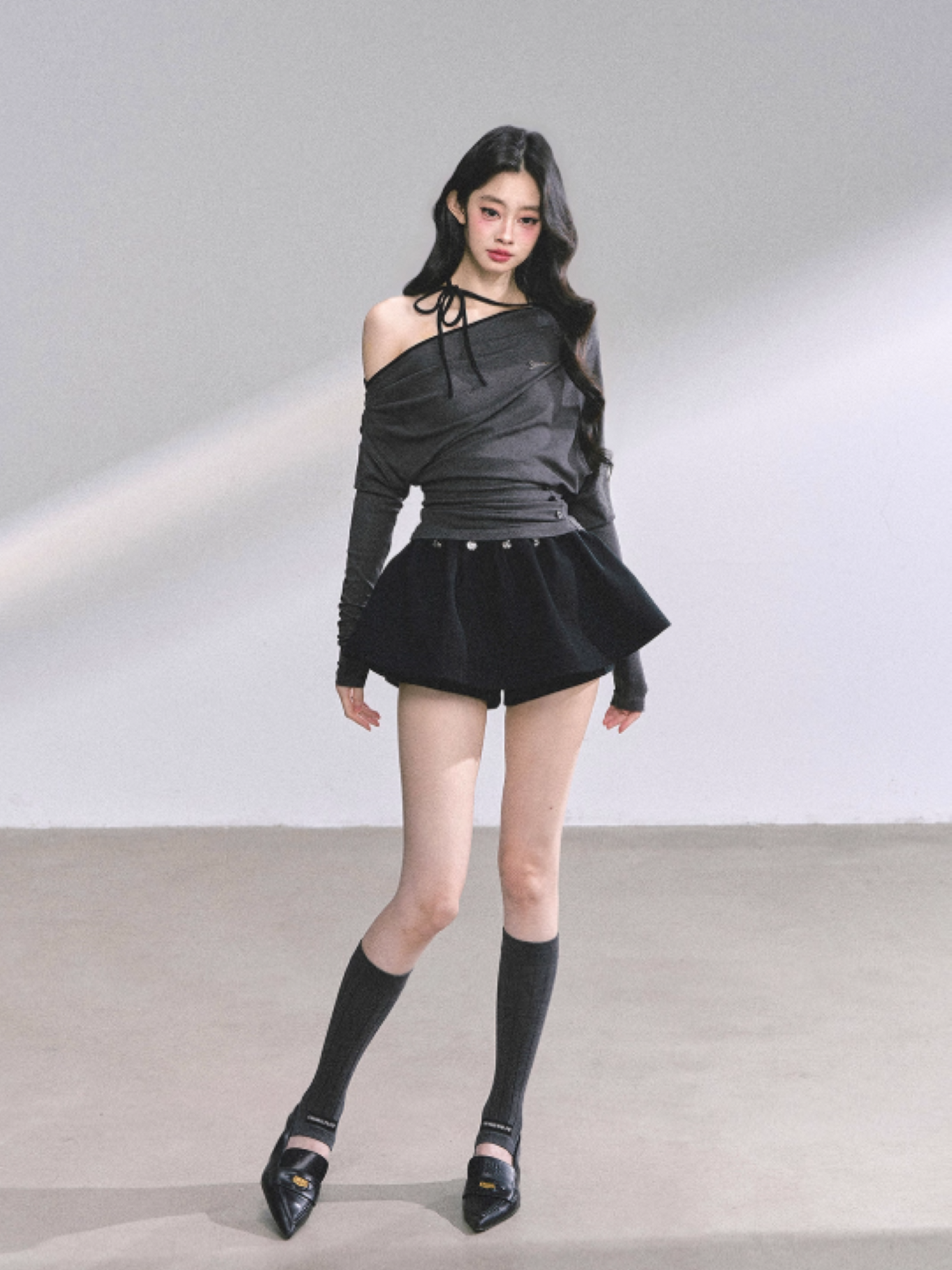 少也眼 K-pop Trainee Off-Shoulder Halter Long Sleeve Top (Grey)