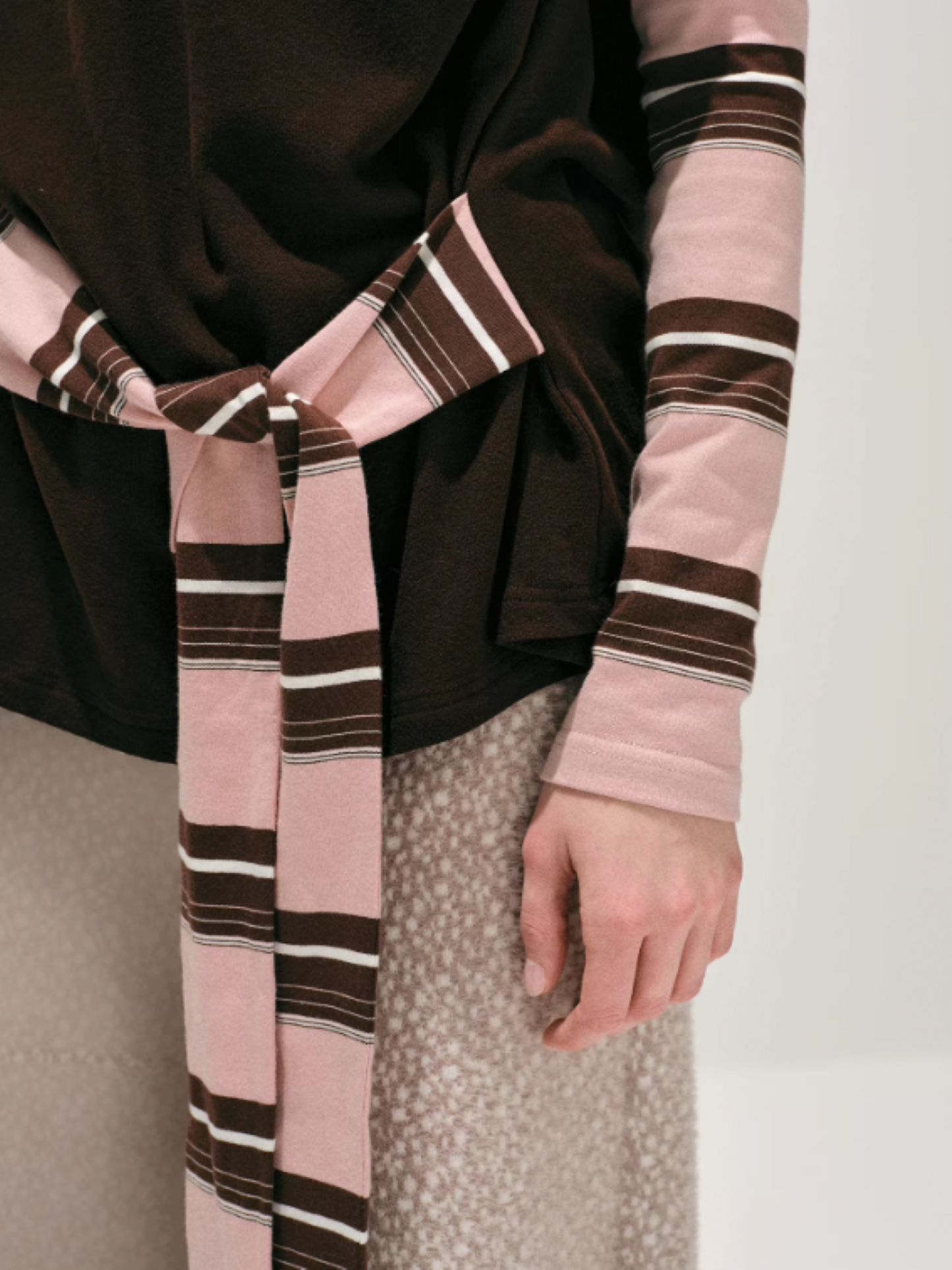 "粉色巧克力" Layered Mock-Neck Knit Top in Pink & Chocolate