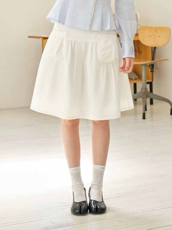 DAILY ARTIST - Lace-Trim Tuck-Pleat A-Line Skirt (White / Gray)