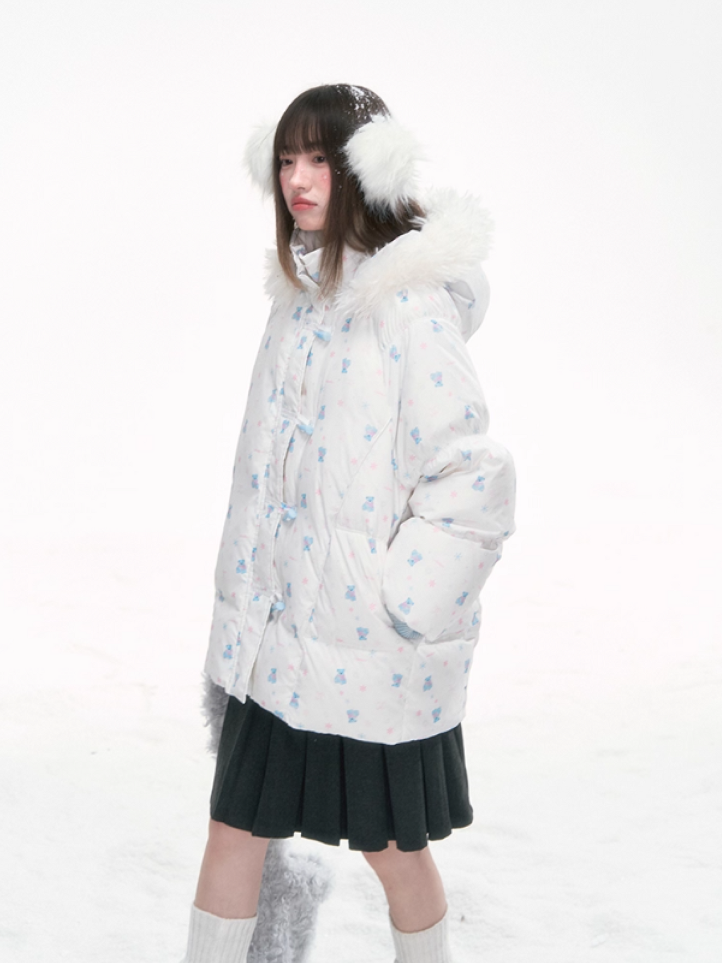 '落雪熊迹' Puffer Jacket with Faux Fur Hood & Blue Bear Print